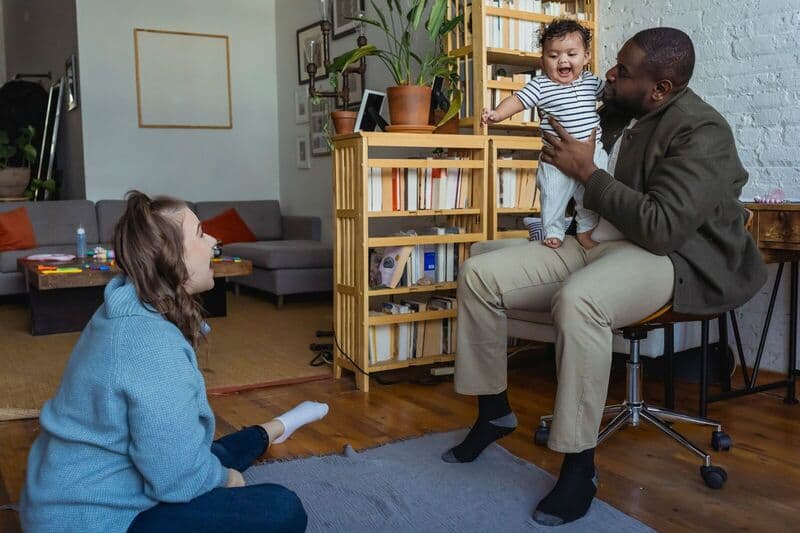 Un momento gioioso catturato con una famiglia che trascorre del tempo insieme a casa.