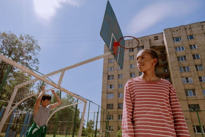 Due adolescenti in un campo da basket all'aperto durante il giorno.