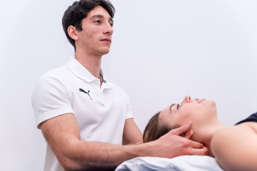 Stessa manovra cervicale ma con il fisioterapista che guarda verso la camera mentre sostiene il collo della paziente distesa