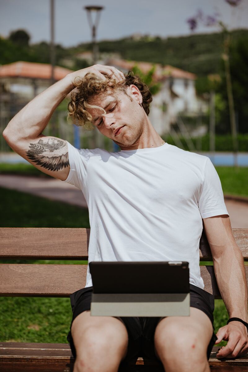 Cervicale e Mal di Testa: Come Sono Collegati e Come Risolvere